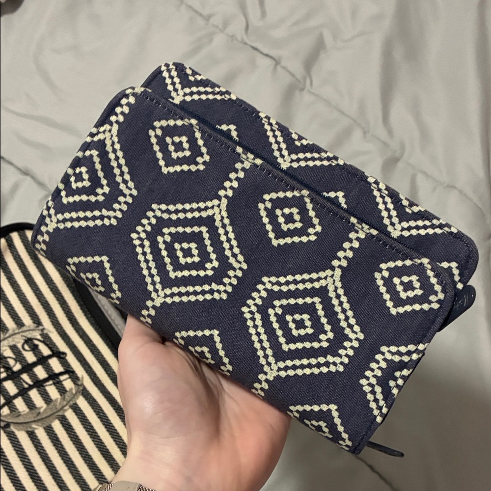 Thirty-One Navy and Cream Geometric Wallet